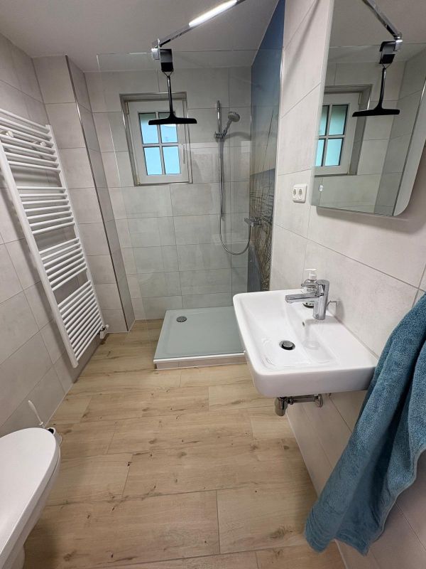 Badezimmer mit Dusche und Toilette