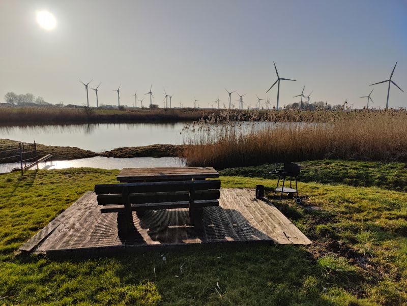 Ferienhaus in Helserdeich bei Friedrichskoog – Garten mit Sitzmöglichkeit und Blick aufs Wasser
