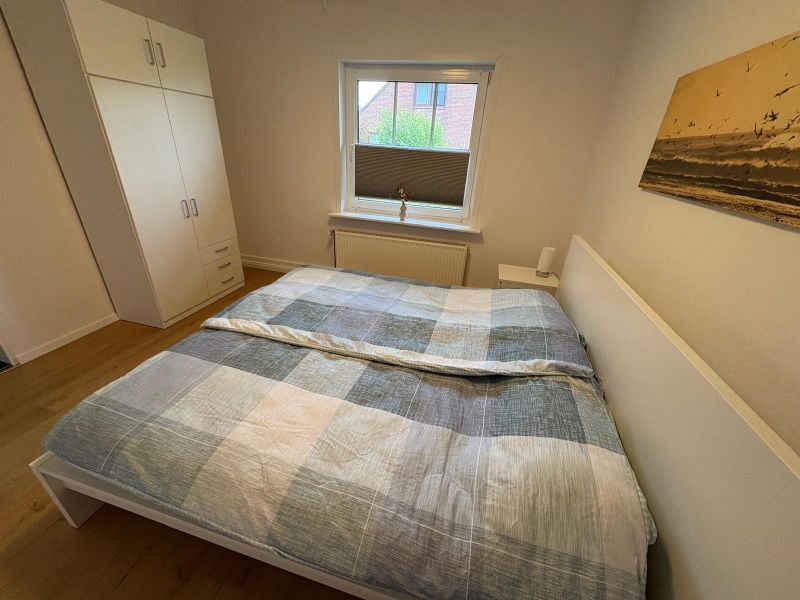 Schlafzimmer mit Doppelbett und Kleiderschrank