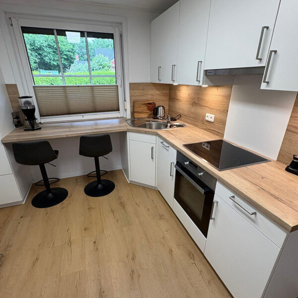 Küche mit Sitzbereich im Ferienhaus in Helserdeich bei Friedrichskoog