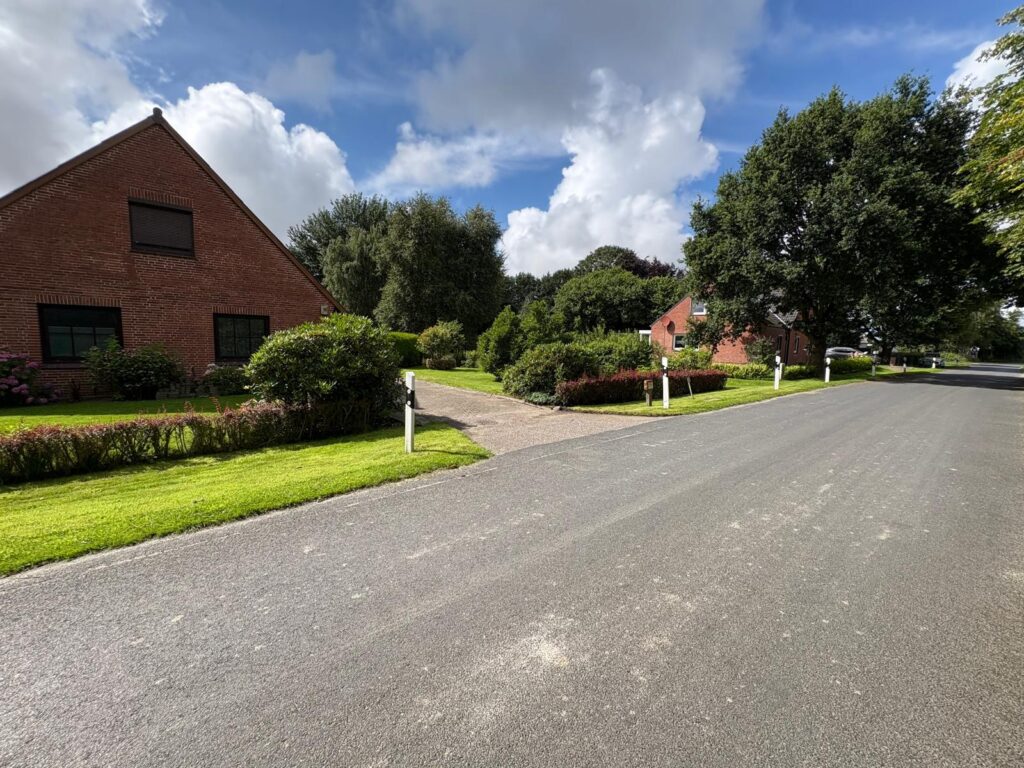 Blick von der Straße auf das Ferienhaus in Helserdeich bei Friedrichskoog
